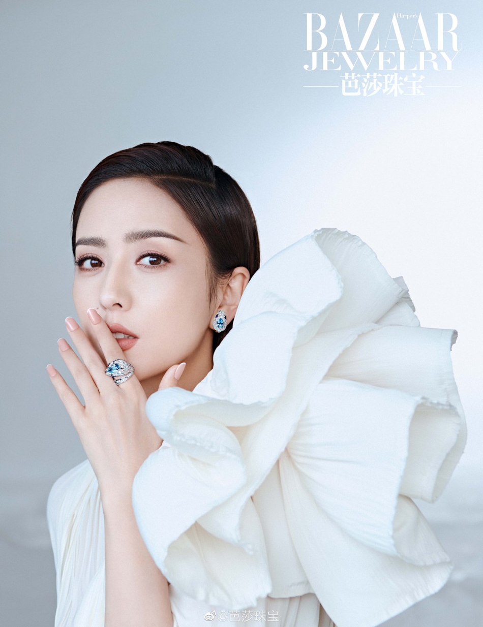 佟丽娅身着真空西装酷飒姐姐力十足