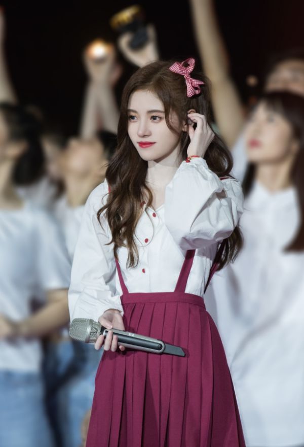 鞠婧祎终于对"jk裙"下手了,看清效果后:说她是未成年我都信|鞠婧祎|未