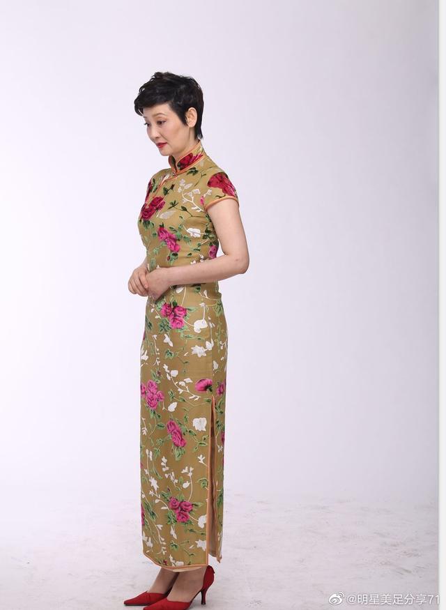 徐帆早前定妆生图,一袭黄底刺绣长旗袍,身材纤长匀称,玲珑有致