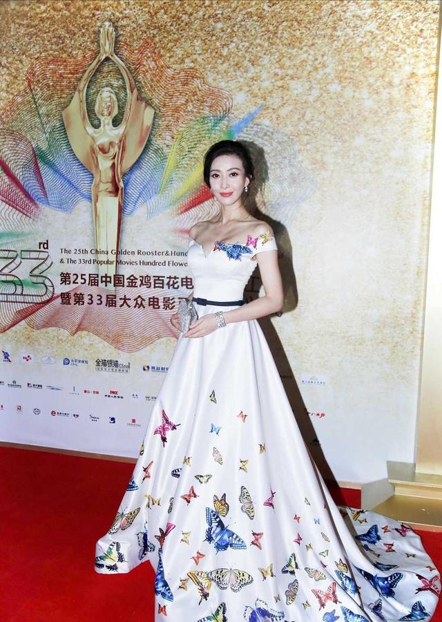 170周知身材不输超模,穿一字肩拖地连衣裙高贵优雅,气质太惊艳