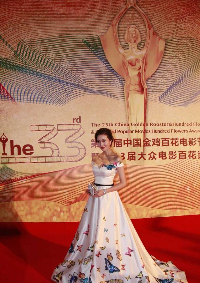 170周知身材不输超模,穿一字肩拖地连衣裙高贵优雅,气质太惊艳