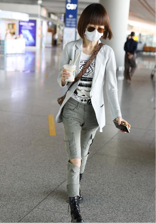 鲁豫这瘦度一般人难达到穿身条纹装出门纤细感更上一层楼