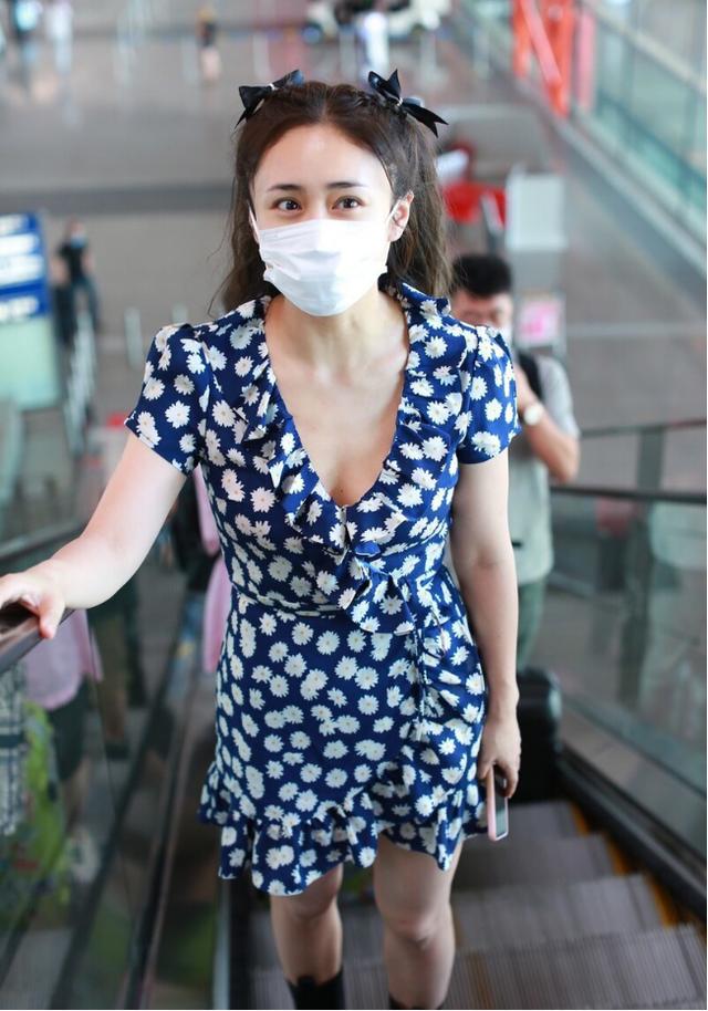 刘芸真是太会扮嫩了穿身少女裙现身机场身材比例正正好好