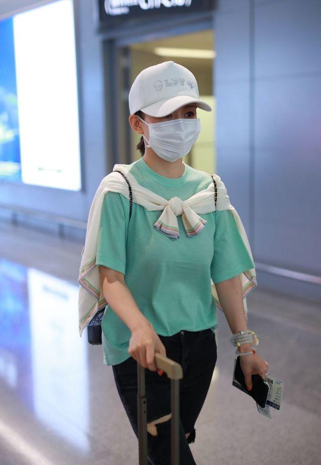 九球天后潘晓婷罕见走机场外套绑胸前玩时髦38岁穿得像小女生