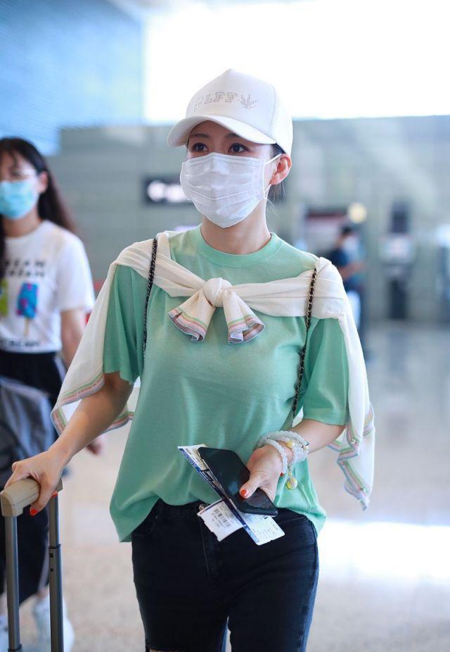九球天后潘晓婷罕见走机场外套绑胸前玩时髦38岁穿得像小女生