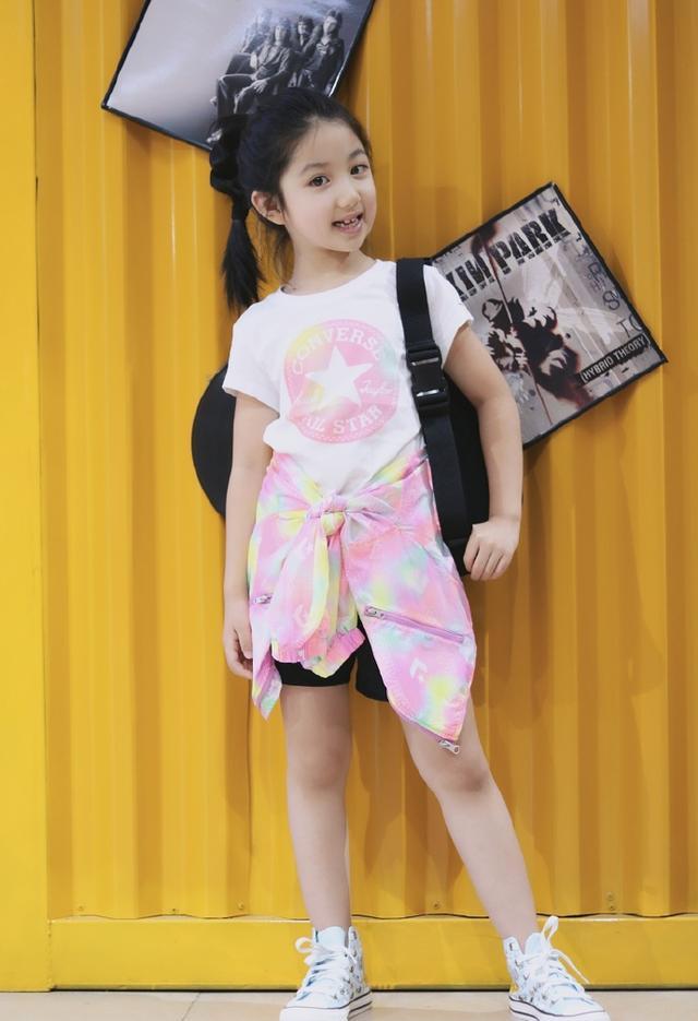 爱美是女孩的天性,小葱花也不例外.