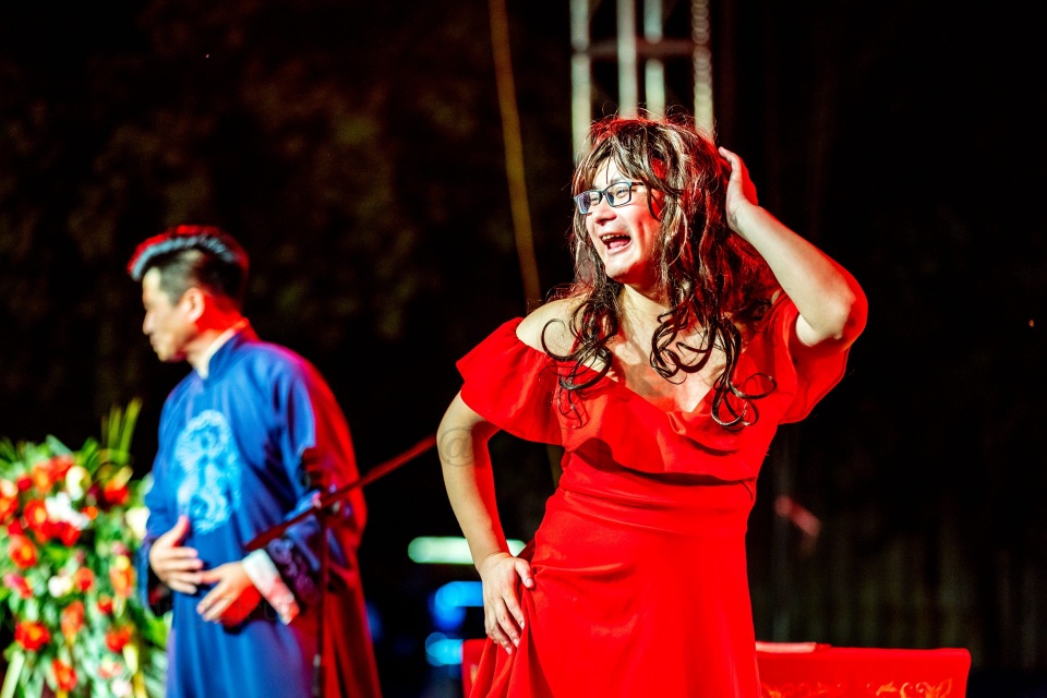 郭德纲"九"字科弟子:尹九宴表演跨界相声,搭档穿连衣裙高跟鞋|相声