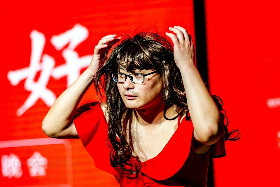 郭德纲九字科弟子尹九宴表演跨界相声搭档穿连衣裙高跟鞋