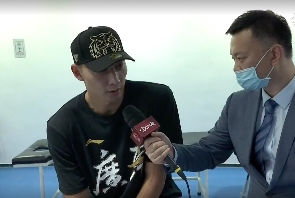 颁奖仪式上,苏伟背着阿联进场,感动了无数网友,整个颁奖环节,阿联也是