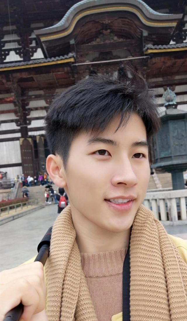 组图英俊活泼帅气的95后男孩爱酷爱闹喜欢笑的一位小暖男