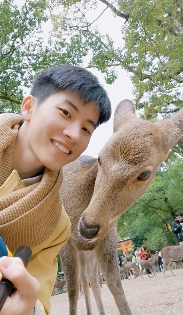 组图英俊活泼帅气的95后男孩爱酷爱闹喜欢笑的一位小暖男