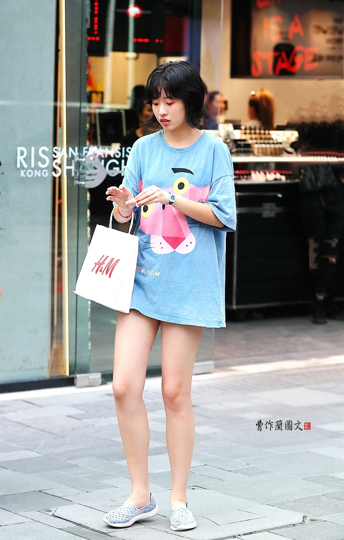 街拍选择下装消失搭配的美女简约而且清凉