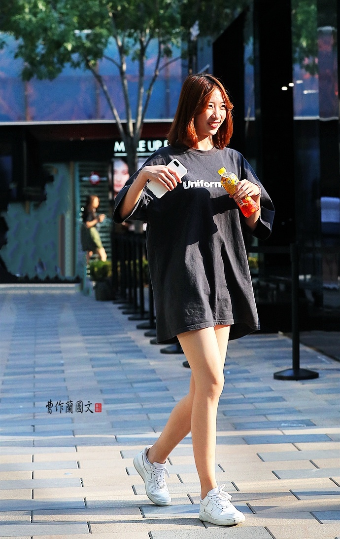 街拍选择下装消失搭配的美女简约而且清凉