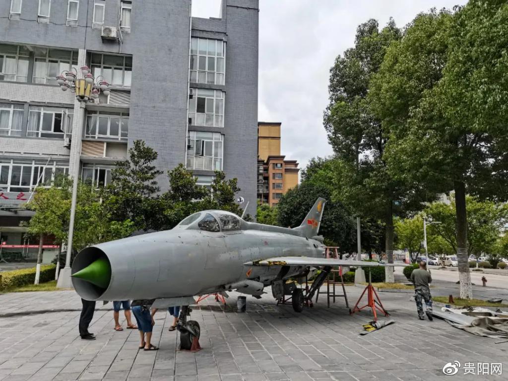 刚刚,一架退役歼 -7 战斗机落户余庆