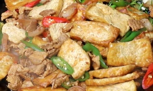 家常菜"豆腐炒肉",荤素搭配,营养美味,太香太下饭了