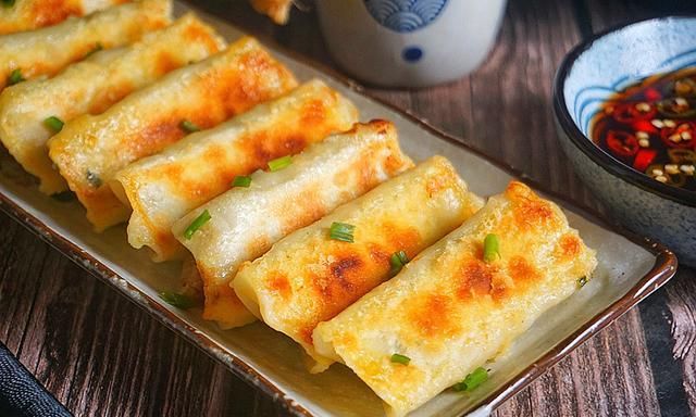 比冰花煎饺还好吃的网红脆皮锅贴金黄酥脆的诀窍就在于这碗面水