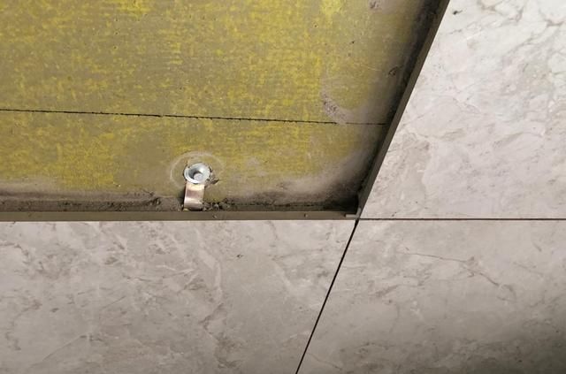 卫生间装修改造,墙面很光滑,能贴瓷砖吗?会脱落吗?怎么处理?|墙面|瓷