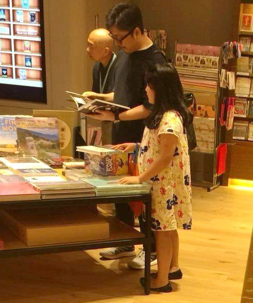 李湘|王岳伦就与女子举止亲密道歉 希望得到家人原谅表示自己会戒酒