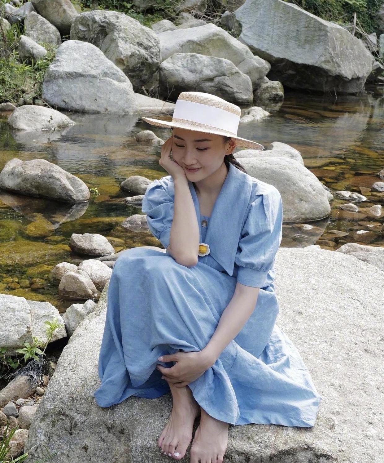 何雯娜游玩太会穿!身穿蓝色连衣裙清新减龄,俏皮模样哪像孩子妈