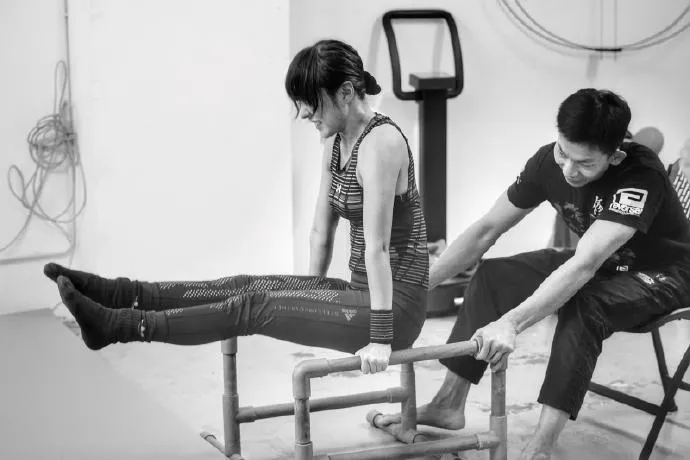 在下图是刘心悠锻炼腹部核心的照片,水平直角支撑这个动作可以检测