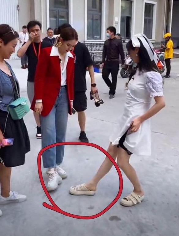 杨超越太可爱了,录制节目和戚薇比谁脚更大,难怪粉丝那么爱她