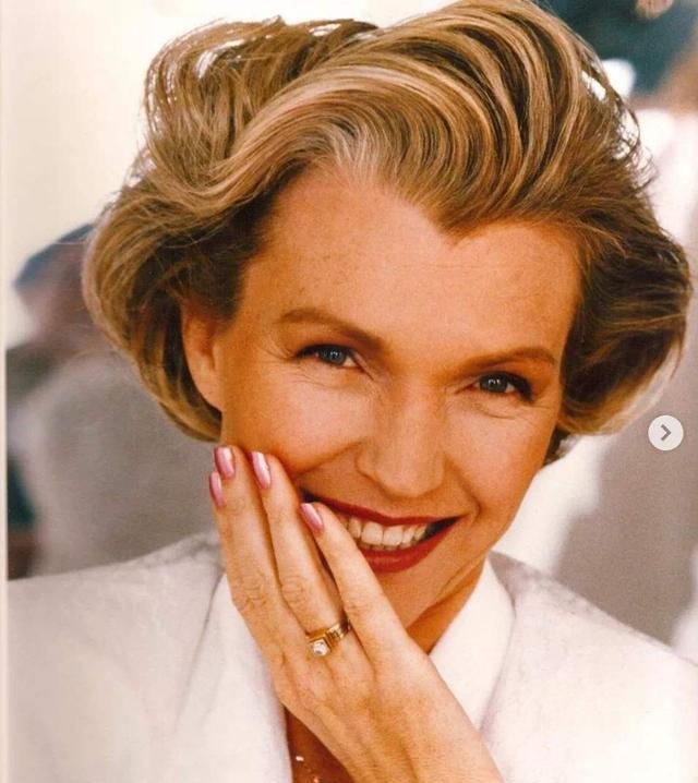 被家暴9年,31岁离婚独自抚养3子,梅耶马斯克是如何逆袭的?__财经头条