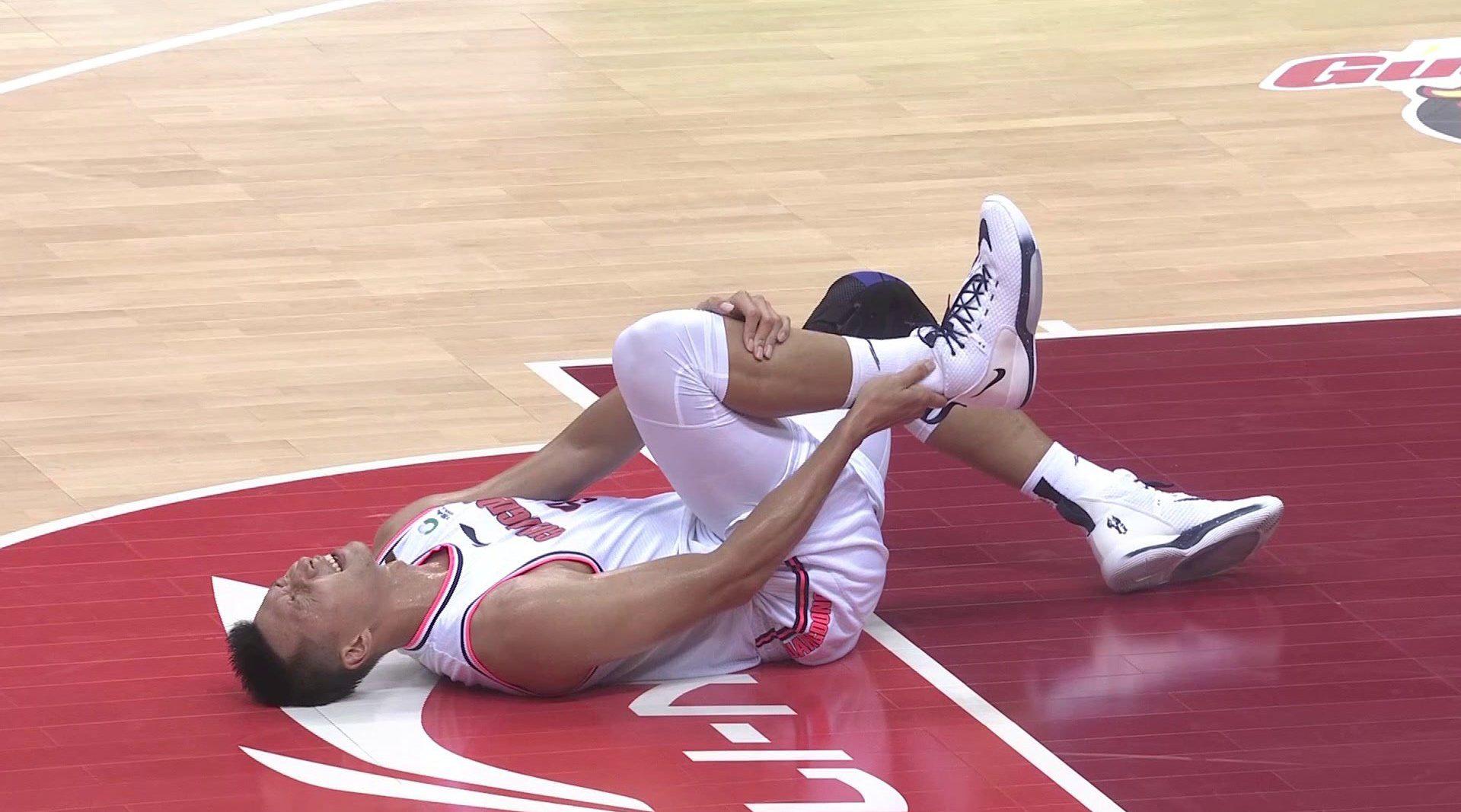 中国模仿帝分饰多角还原广东第10冠 苏伟跑步亮了