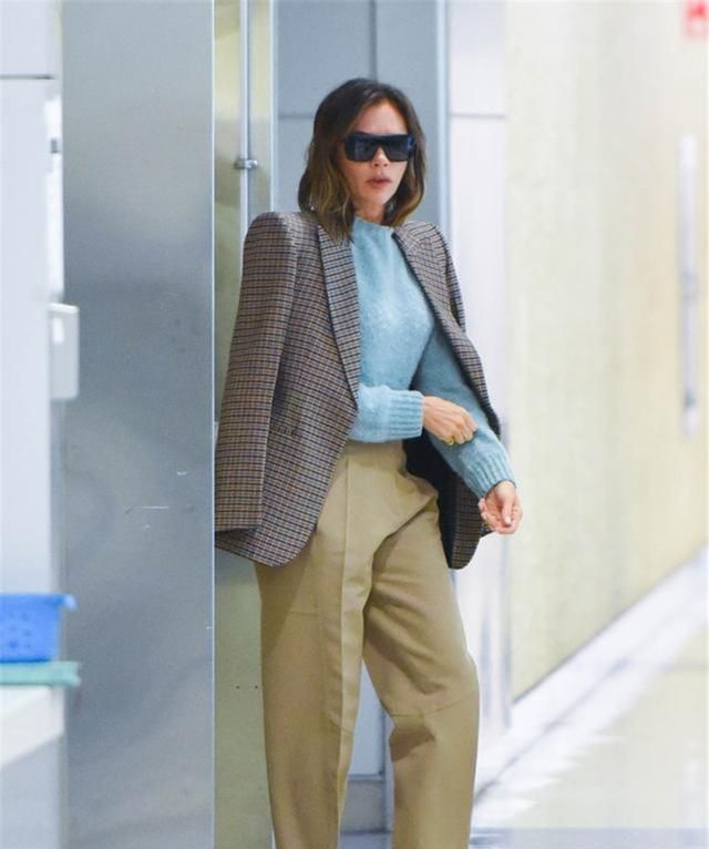 贝嫂身穿蓝色毛衣搭配高跟鞋抢镜45岁的辣妈又逆龄了