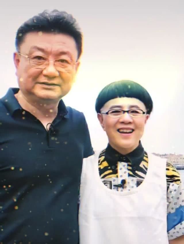 54岁央视主持人金龟子罕见晒与老公王宁合照童心未泯