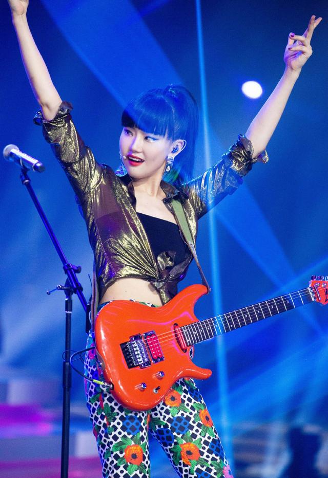 黄龄舞台造型太拉风了,穿绿色印花连衣裙,配红色假睫毛抢镜十足