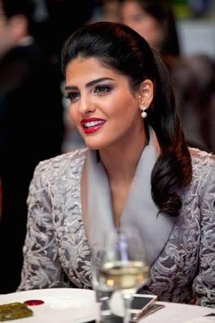 84岁沙特国王亮相背部佝偻拄拐杖前王妃衣品高不戴头巾超惊艳