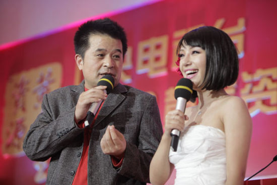 近日,有人晒出了一组毕福剑和自己大女儿在加拿大参加活动的照片.