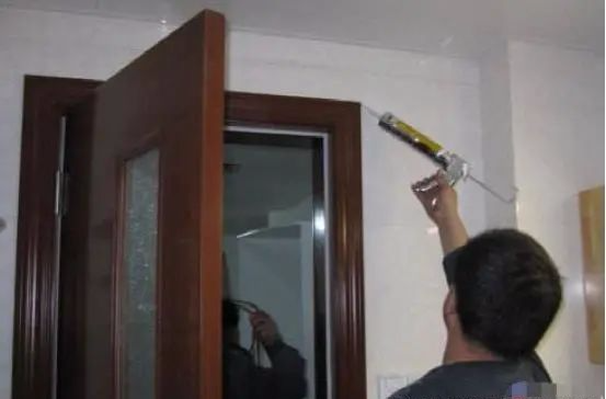 老师傅安装门套为什么只打胶不用钉?原来是这样,太聪明了