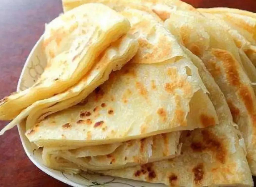 烙饼时万万别直接加水和面厨子多加一点它烙饼软薄还分层