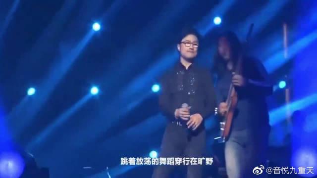 摇滚天王汪峰现场演唱 花火 一开口现场气氛燃爆了 摇滚天王汪峰现场演唱 花火 一开口现场气氛燃爆了