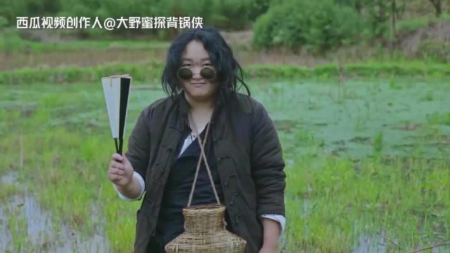 美食主播 大野蜜探背锅侠 是一位个性女孩.她着一身中式男装