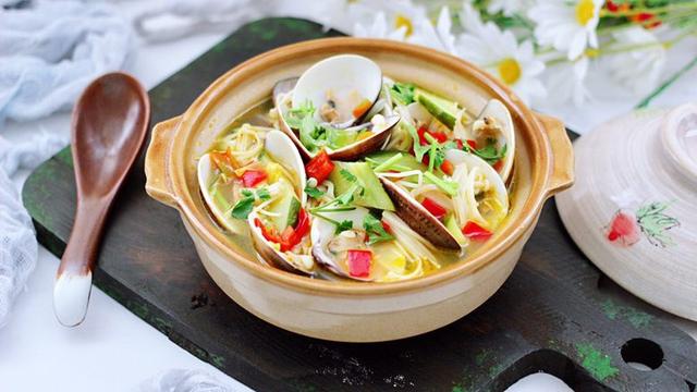 "牛肉粒香辣藕丁,电饭煲鸡腿焖饭,金汤文蛤时蔬酸辣汤"