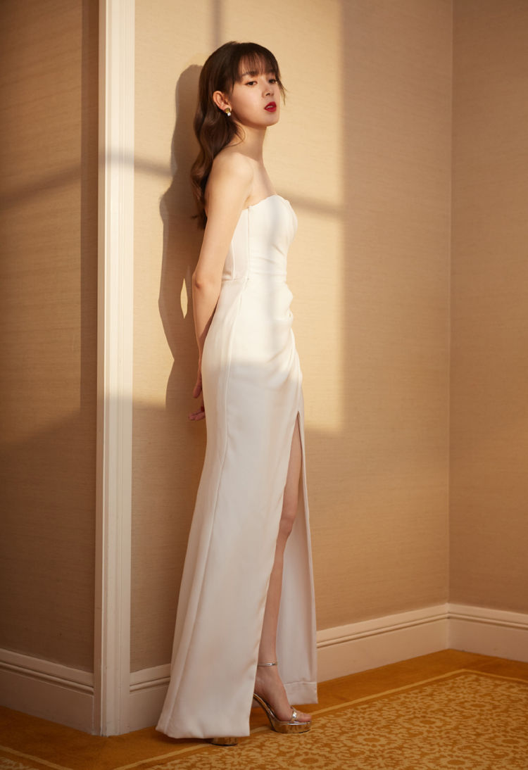 陈瑶出席活动,身穿灰黑色星河薄纱礼服,配红唇黑发优雅迷人