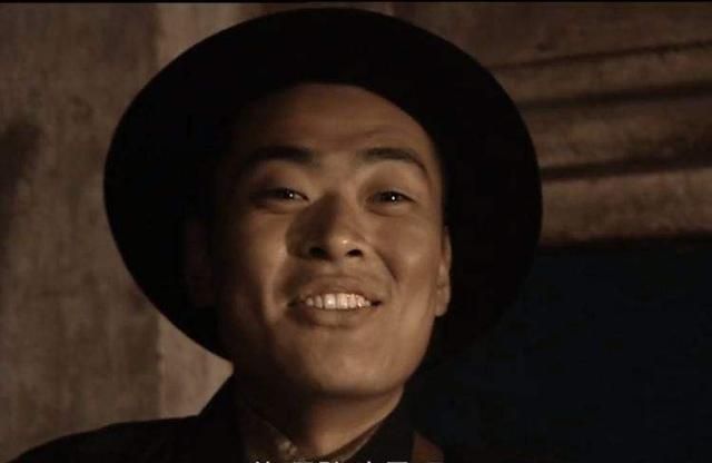 魏大勇作为警卫员没大没小?不仅敢私藏烧鸡,还敢偷喝李云龙的酒