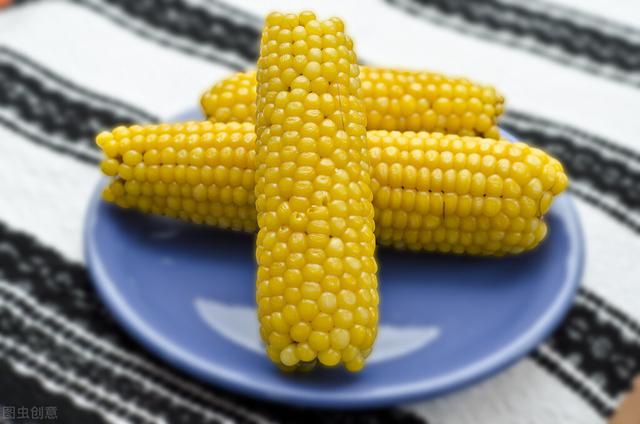 煮玉米,应该去皮煮还是带皮煮?学会煮玉米,香甜好吃又有营养