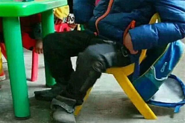 孩子上课一直抖腿,老师正想批评,走近后,却不由得开始心疼起来|李华