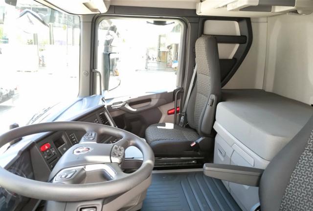 斯堪尼亚驾驶室内饰的用料和做工也是一流水准,中控台上的按钮布置