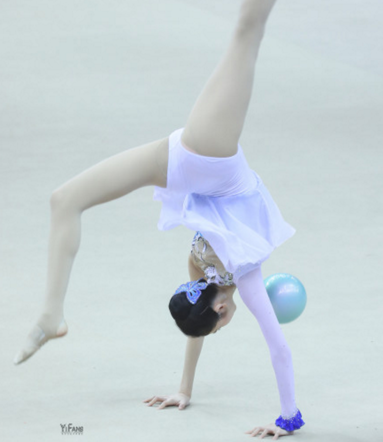 张艺凡运动会挑战艺术体操看清她的身姿是否专业很显然