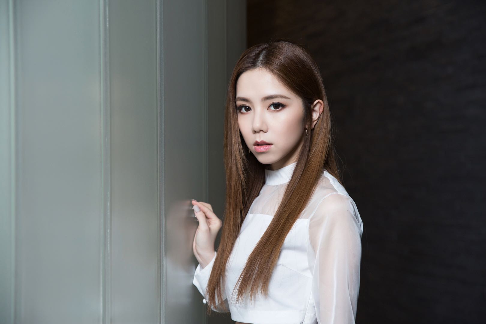 跟着邓紫棋学穿搭,一袭白色调look迎接秋季,除了美还有气质