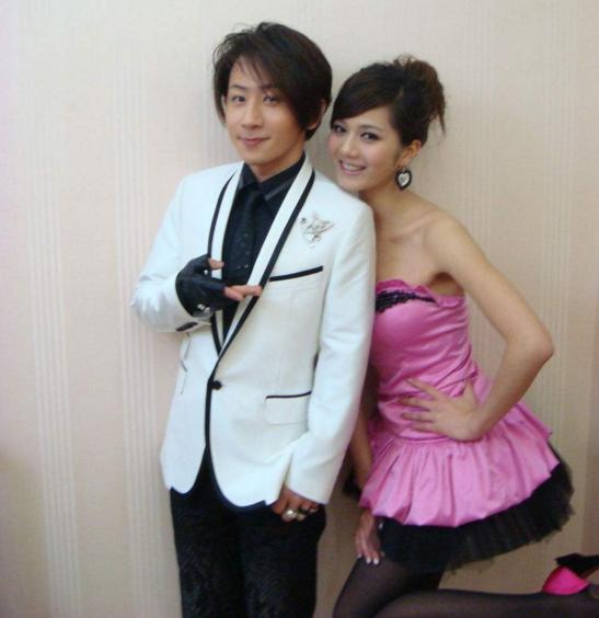 但近年来生活似乎相当低调,不过他如今拥有幸福的家庭,刘谦与王希怡