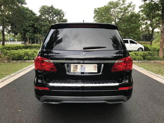 实拍奔驰gl350售价25万,外观大气沉稳,整个车身更显尊贵气派