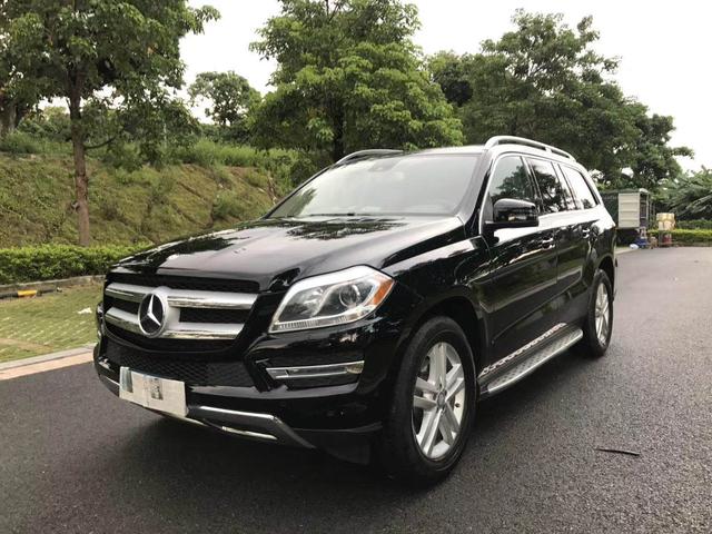 实拍奔驰gl350售价25万,外观大气沉稳,整个车身更显尊贵气派