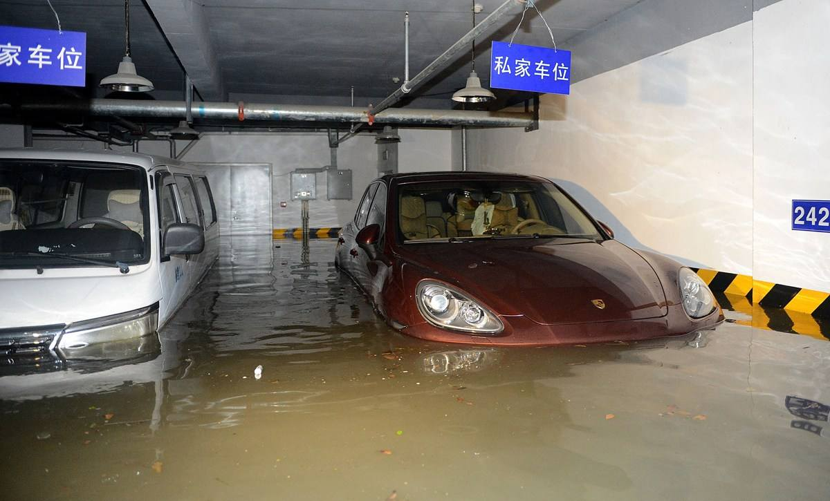 新司机学堂｜暴雨天气爱车被淹怎么办？ 包你成为雨中“老司机”