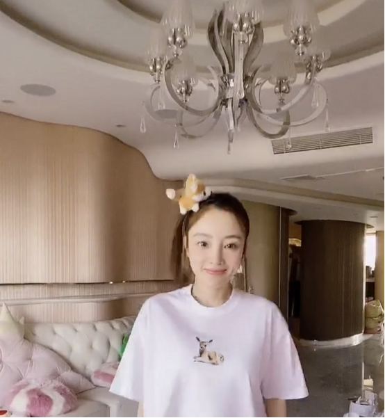 李小璐豪宅曝光,装修金碧辉煌显奢侈,却衣服堆成山邋遢过头