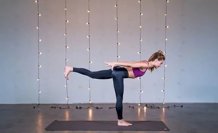 越南健身女神tracyle坚持运动多年把干瘪身材练出蜂腰细臀